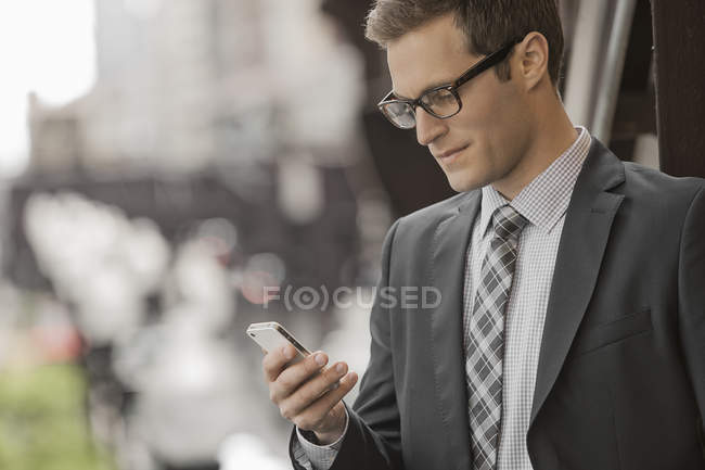 Geschäftsmann checkt sein Handy. — Stockfoto