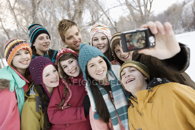 Amici in posa per un selfy nella neve . — Foto stock