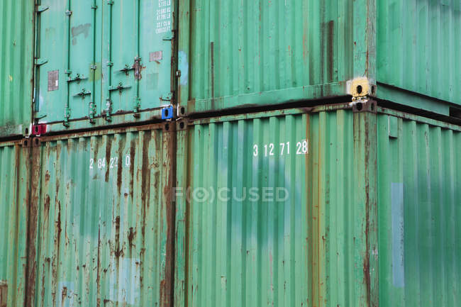 Contenedores de carga apilados - foto de stock