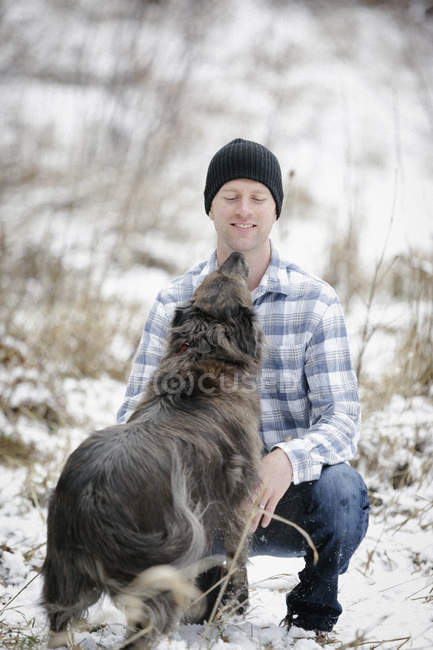 Mann tätschelt Hund. — Stockfoto