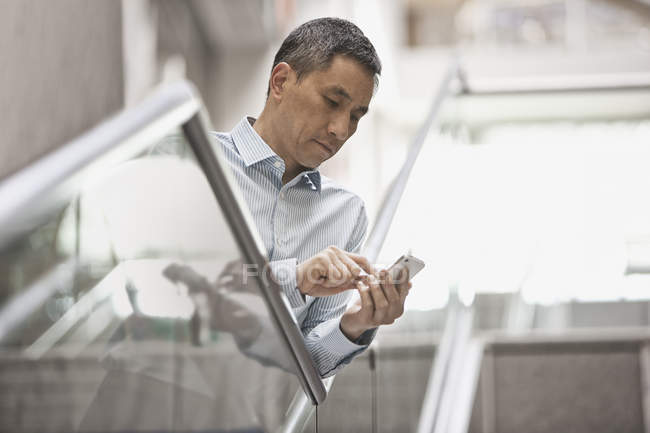 Mann checkt sein Smartphone — Stockfoto