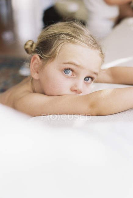 Chica joven con el pelo rubio - foto de stock