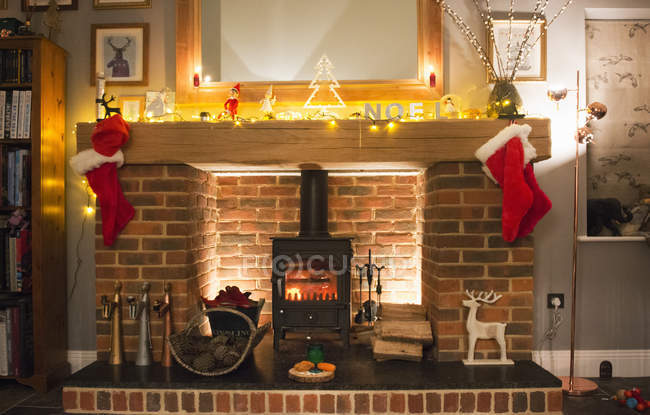 Bas de Noël suspendus sur cheminée — Photo de stock