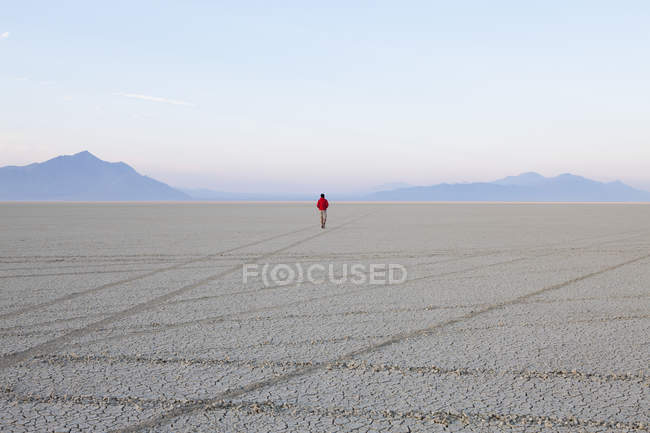 Homem na playa plana, panela de sal — Fotografia de Stock