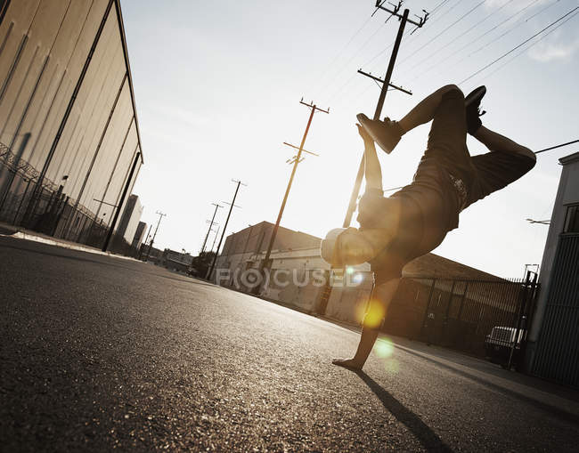 Jeune homme breakdance — Photo de stock