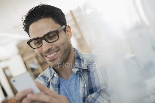 Mann checkt sein Handy. — Stockfoto