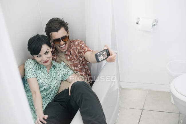 Casal tomando um selfy em um banheiro — Fotografia de Stock