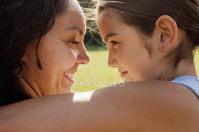 Mère et fille embrassant — Photo de stock