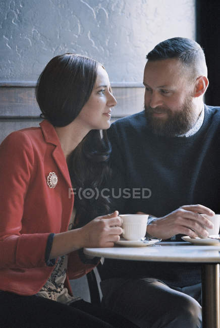 Couple assis côte à côte — Photo de stock