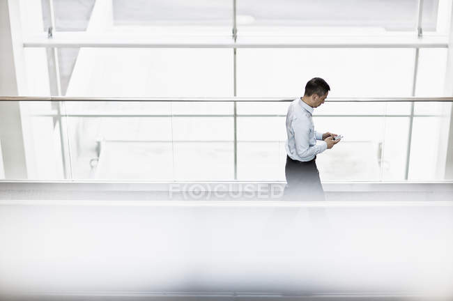 Человек проверяет свой смартфон . — стоковое фото