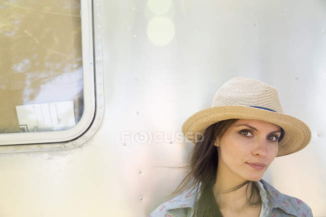 Frau sitzt im Schatten des Wohnwagens — Stockfoto