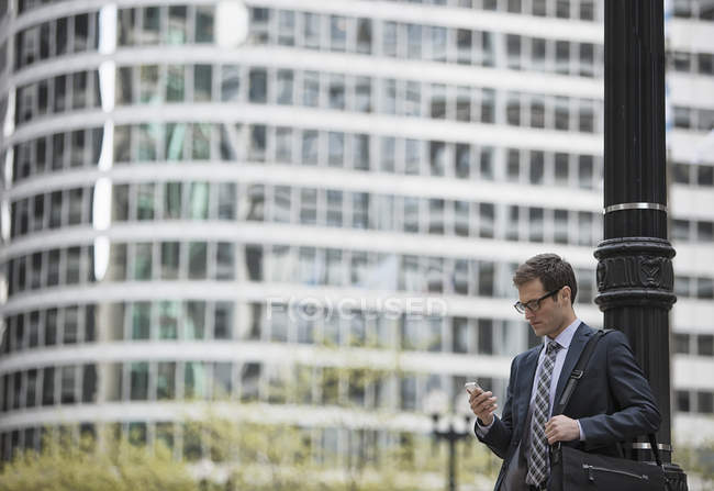 Businessman in a work suit on a city street — Stock Photo