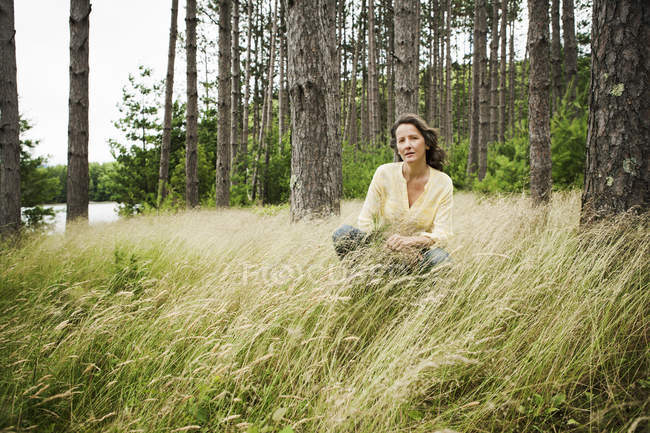 Mujer en campo abierto - foto de stock