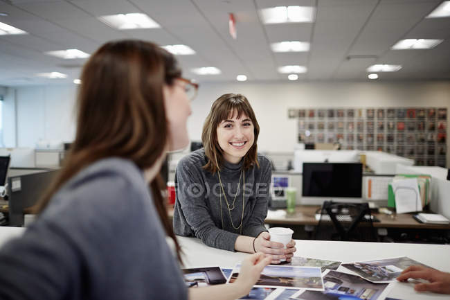 Two wome n seated in an office — Stock Photo