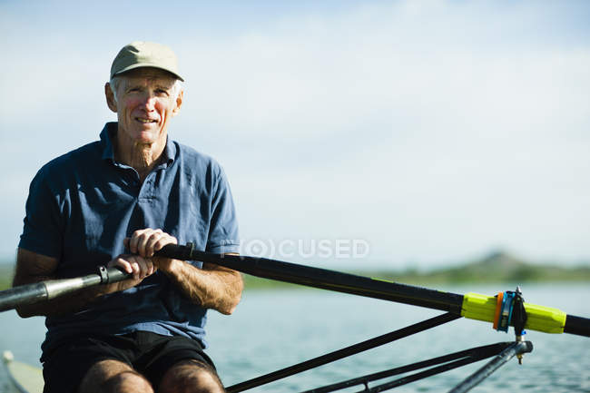 Homem remando um único barco scull — Fotografia de Stock