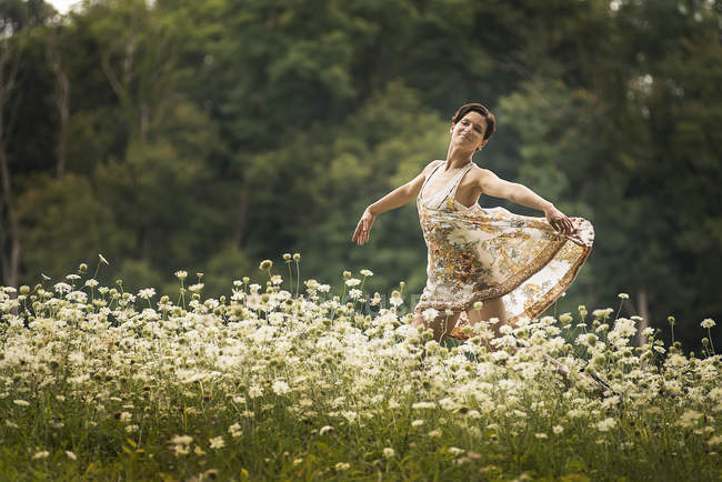 Жінка танцює в полі — стокове фото