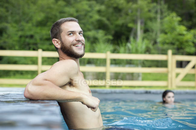 Hombre y mujer nadando en un lago - foto de stock