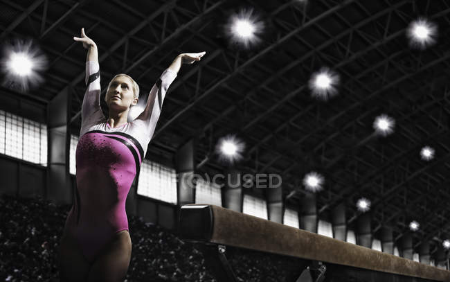 Жінка гімнастка з піднятими руками — стокове фото