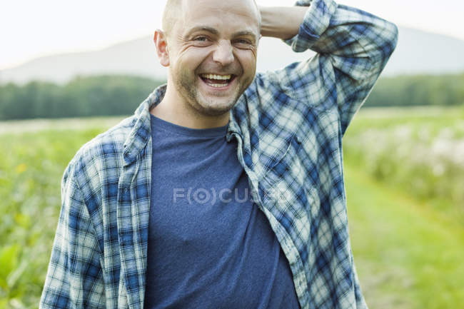 Homem ao ar livre em um prado de flores selvagens — Fotografia de Stock