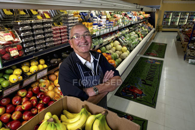 Mann steht in einem Lebensmittelgeschäft — Stockfoto