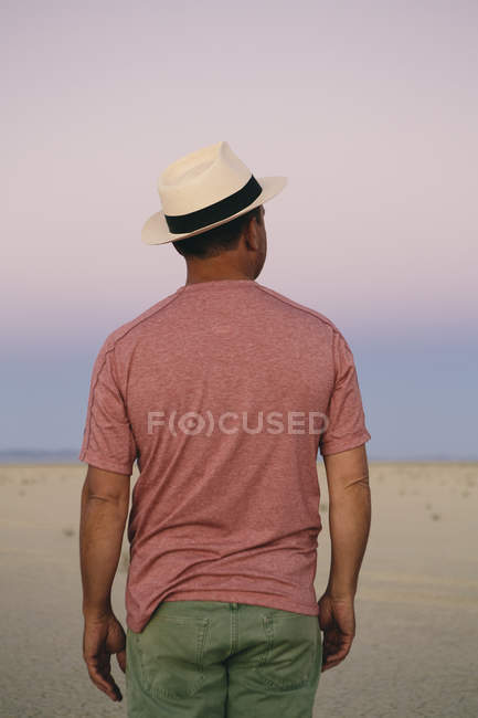Людина в солом'яному капелюсі в пустелі . — стокове фото