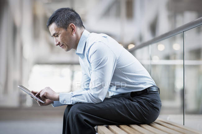 Mann nutzt digitales Tablet. — Stockfoto