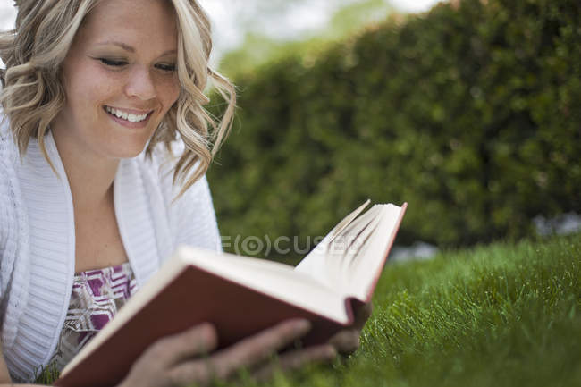 Girl reading a book — Stock Photo