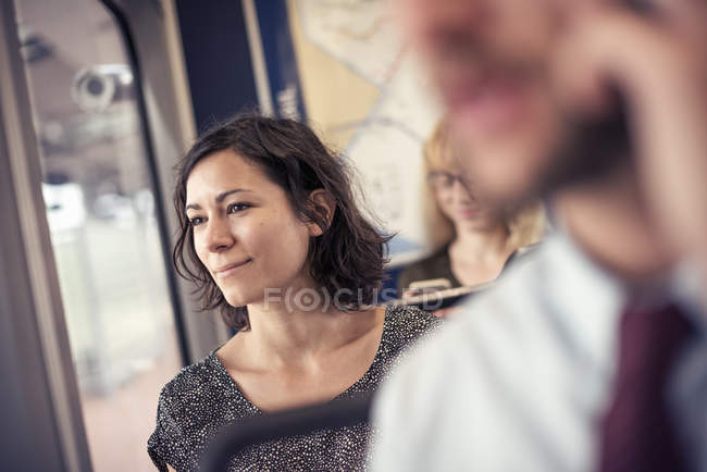 Жінка в автобусі, що дивиться з вікна — стокове фото