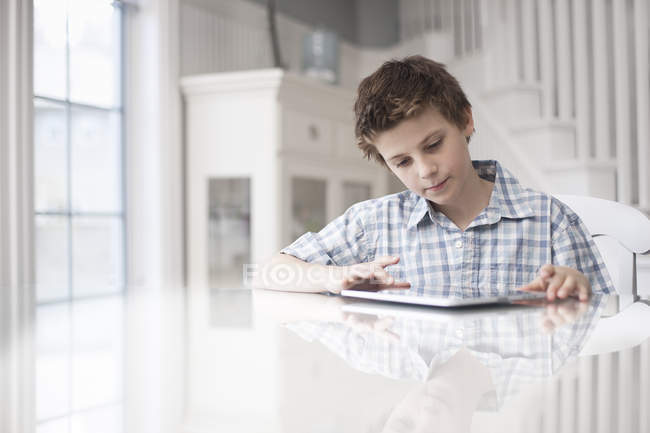 Хлопчик використовує цифровий планшет — стокове фото