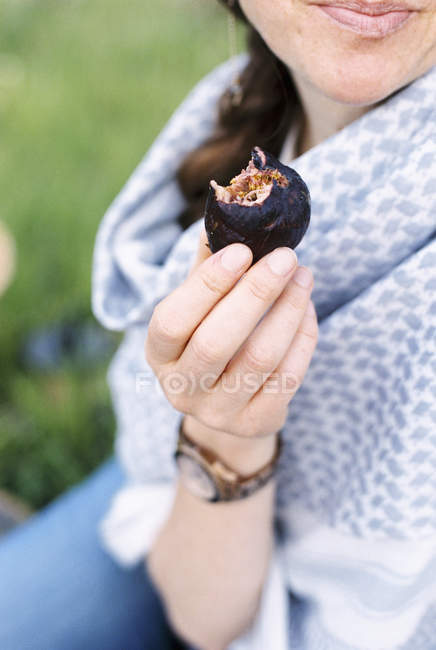 Donna che mangia un fico . — Foto stock