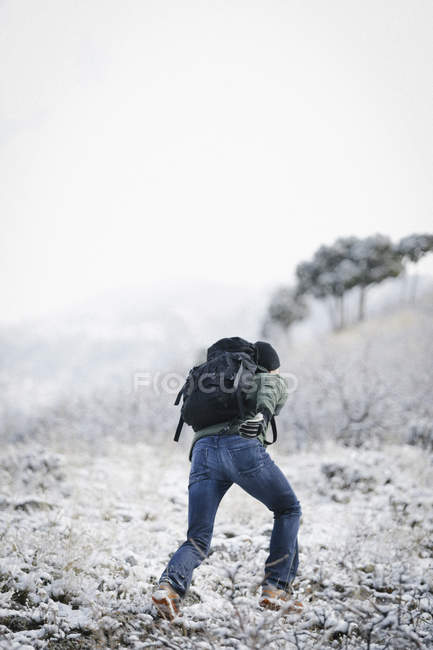 Homme randonnée à travers les montagnes — Photo de stock
