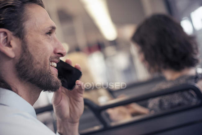 Чоловік розмовляє на мобільному телефоні в автобусі — стокове фото