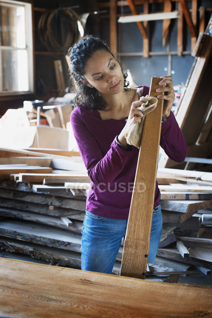 Donna che lavora con legname di recupero — Foto stock
