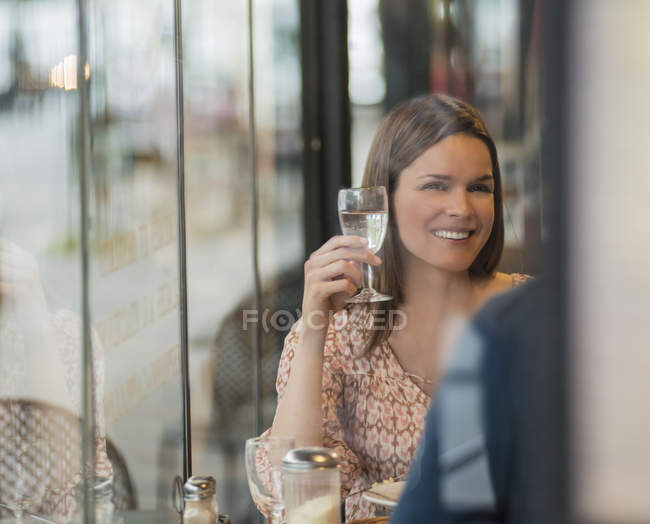 Mujer con copa de vino - foto de stock