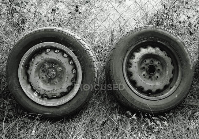 Due vecchie gomme per auto — Foto stock