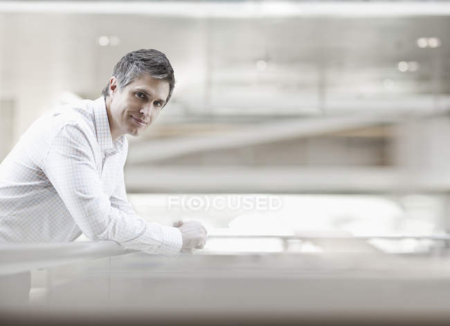 Homme d'affaires en chemise blanche — Photo de stock
