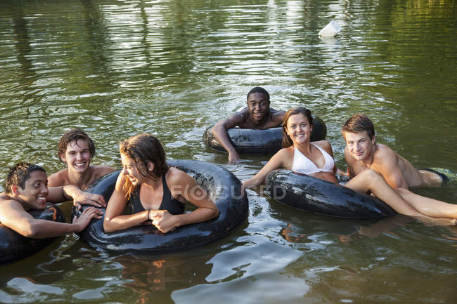 Meninos e meninas, nadando e flutuando — Fotografia de Stock