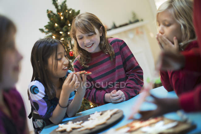 Niños decorando galletas de Navidad - foto de stock