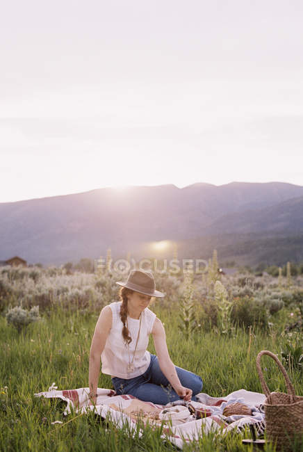 Mujer teniendo un picnic - foto de stock