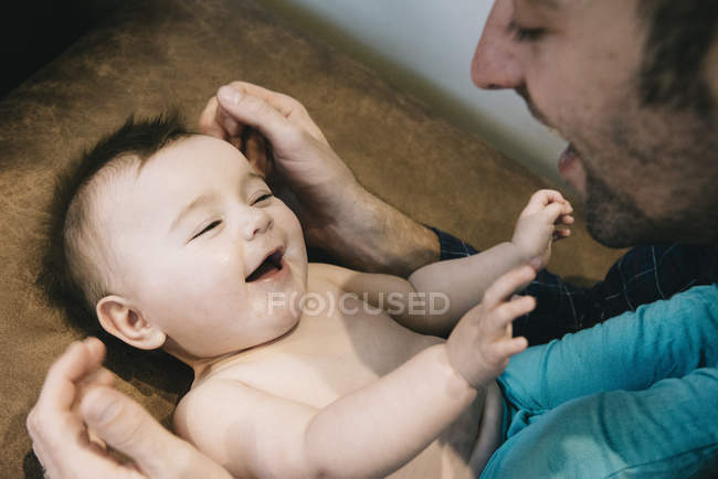 Мужчина и маленький ребенок — стоковое фото