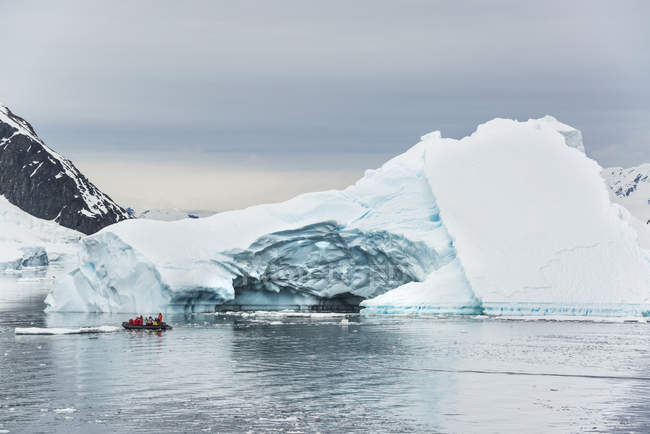 Groupe de personnes dans un bateau en caoutchouc dans l'Antarctique . — Photo de stock