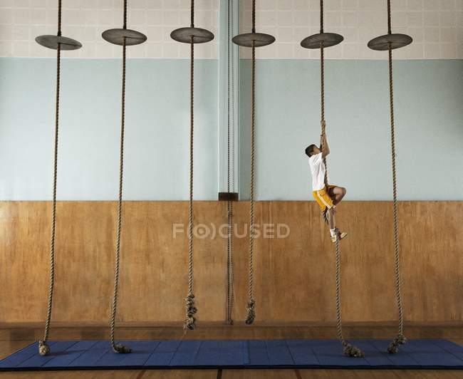 Bambino che sale su una corda — Foto stock