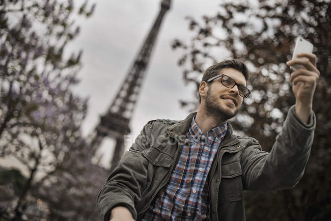 Homem sob a Torre Eiffel . — Fotografia de Stock