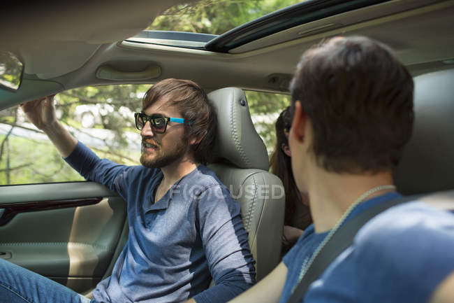 Two people in a car — Stock Photo