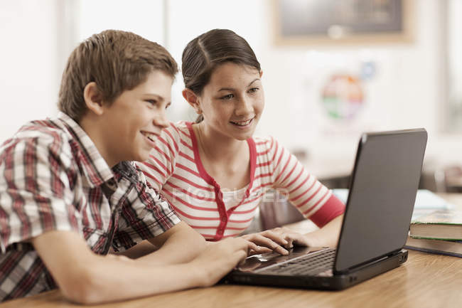 Двоє дітей використовують ноутбук . — стокове фото