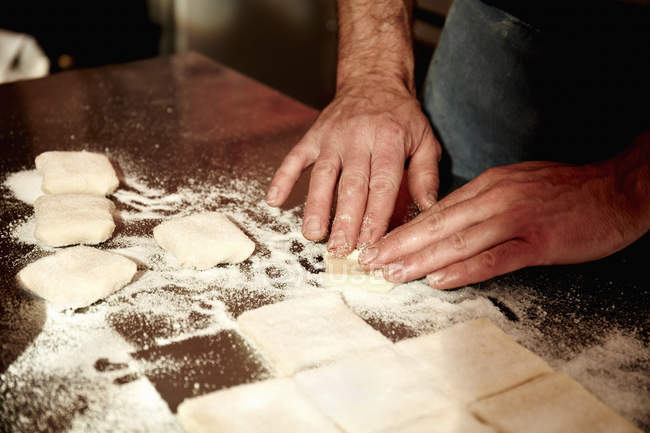 Bäcker arbeitet auf einer bemehlten Oberfläche — Stockfoto