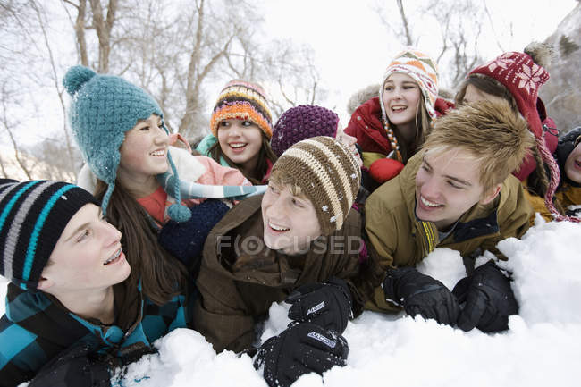 Amici sdraiati sulla neve . — Foto stock