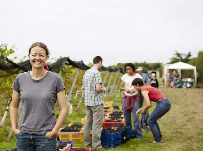Група молодих людей, збирачі винограду — стокове фото