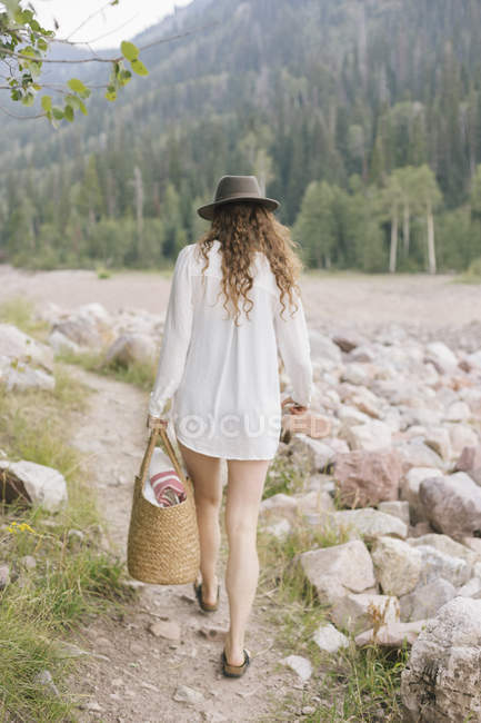 Mulher de chapéu e camisa branca — Fotografia de Stock