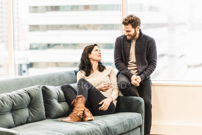 Two people talking — Stock Photo